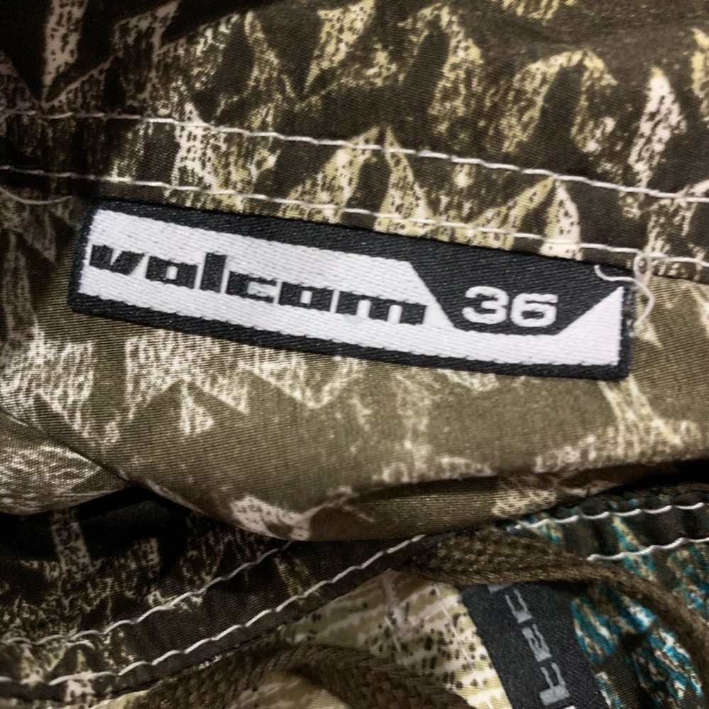 Volcom board shorts size 36 - Picture 4 of 6